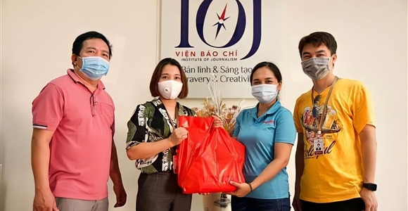 Đợt hỗ trợ thứ 3: Báo Dân Việt trao 30 suất quà cho sinh viên gặp khó khăn trong mùa dịch 